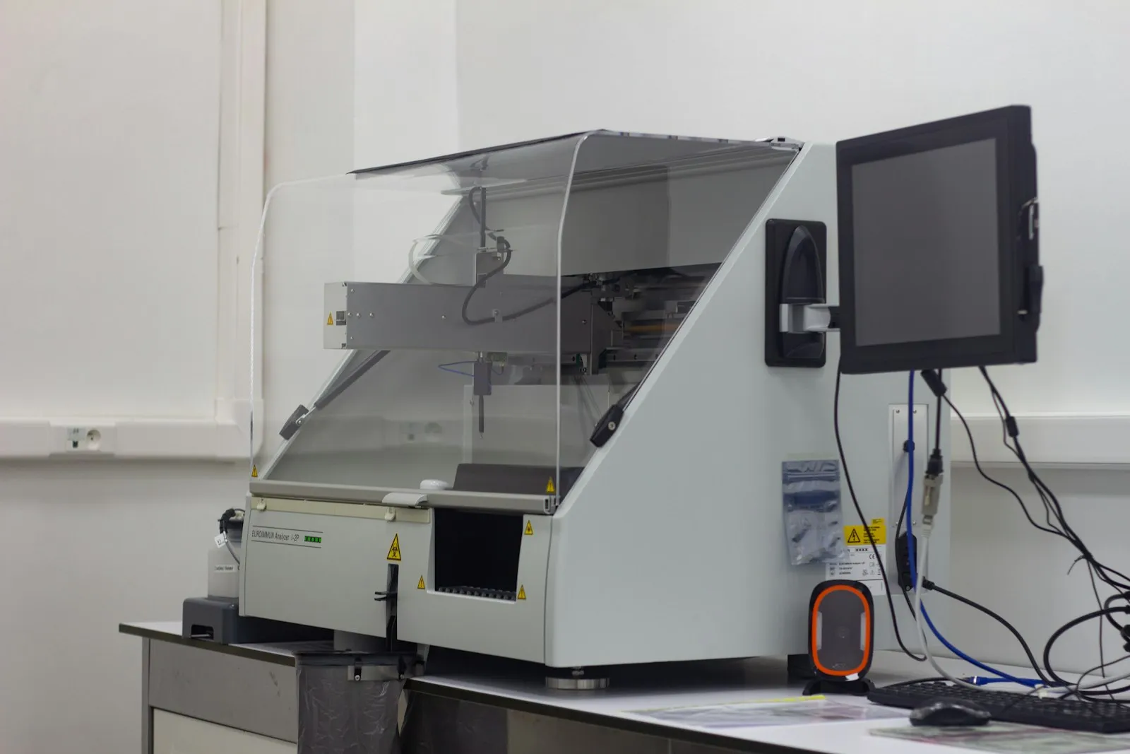 An automated lab analyser with a monitor